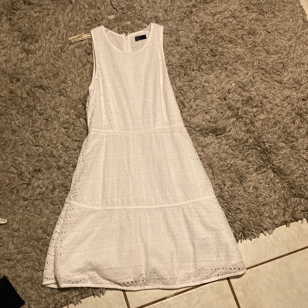 A plain white gap dress size 6